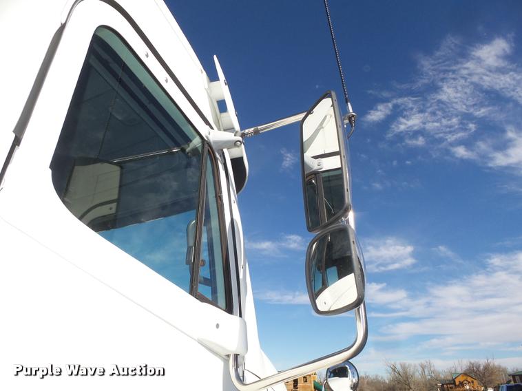 image for item DA0573 2005 Freightliner Columbia semi truck