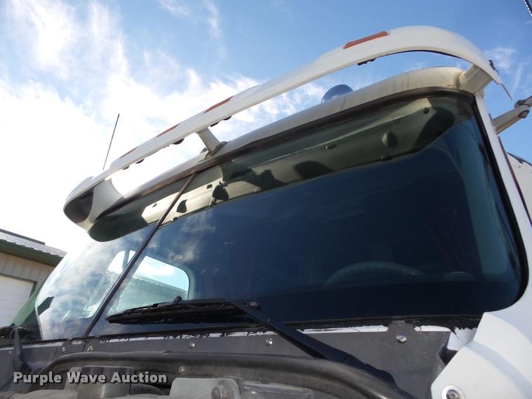 image for item DA0573 2005 Freightliner Columbia semi truck