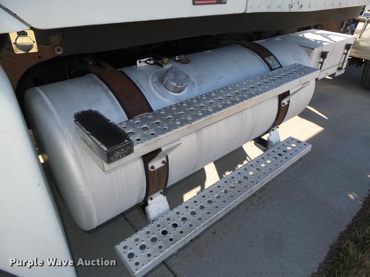 image for item DA0573 2005 Freightliner Columbia semi truck