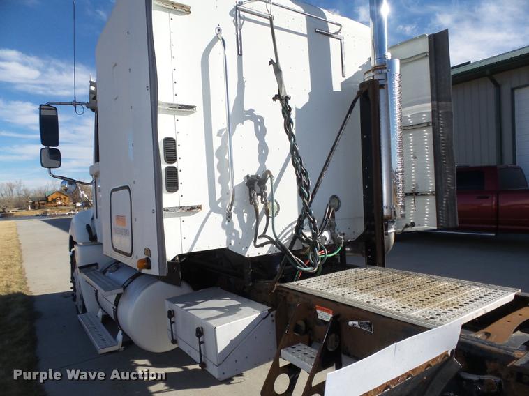 image for item DA0573 2005 Freightliner Columbia semi truck