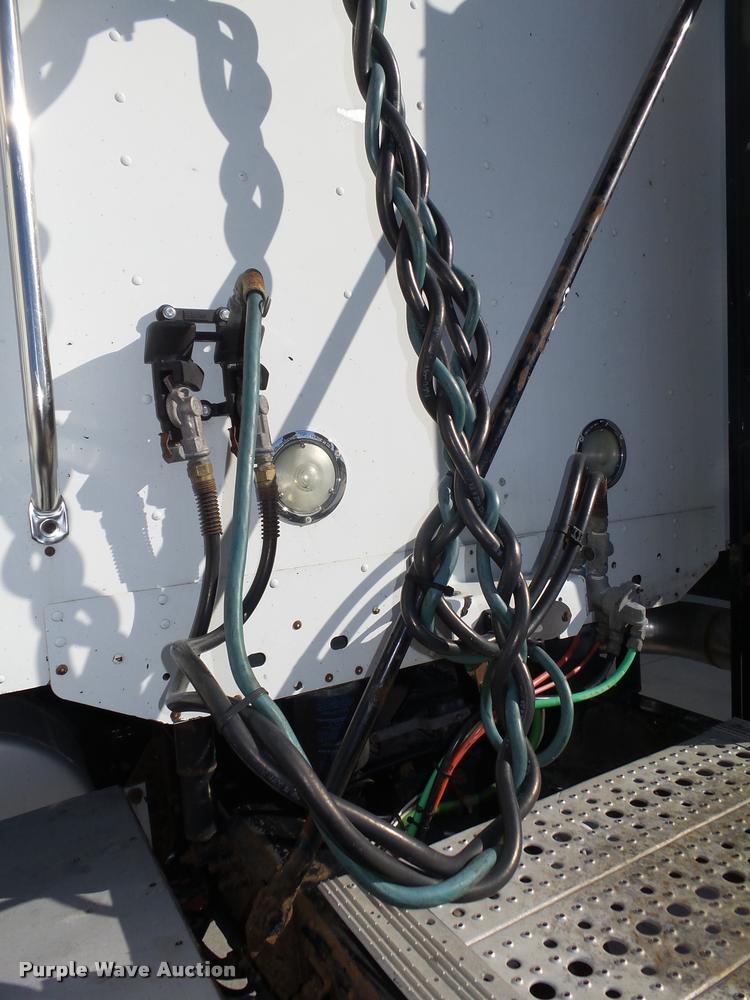 image for item DA0573 2005 Freightliner Columbia semi truck