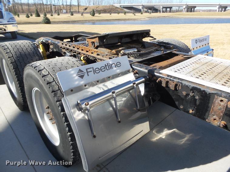 image for item DA0573 2005 Freightliner Columbia semi truck