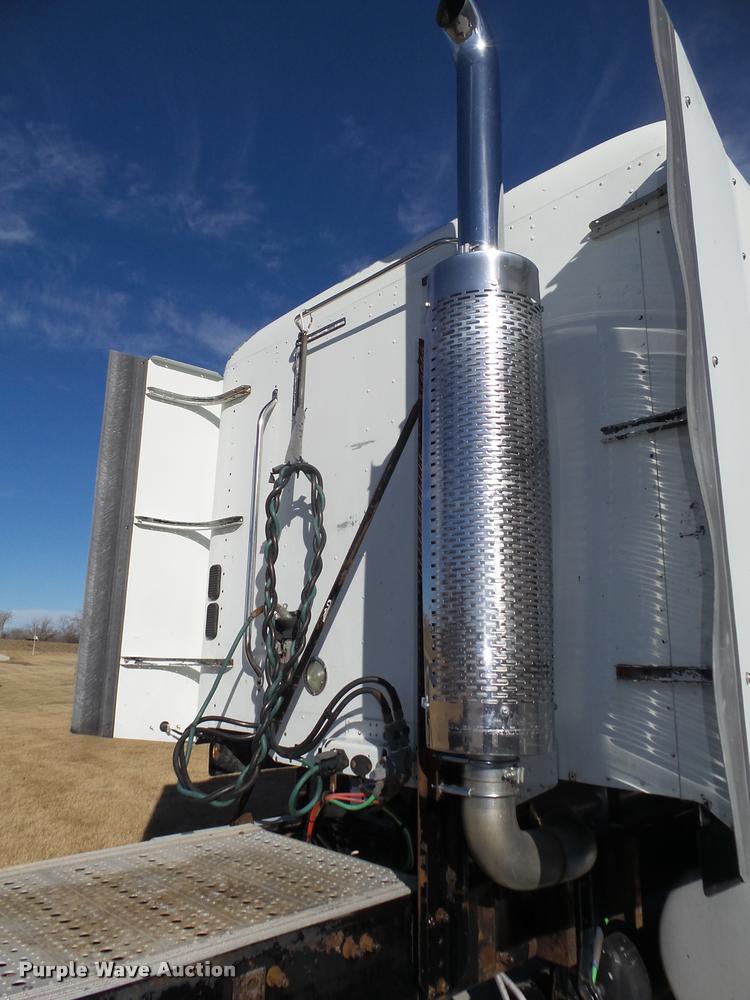 image for item DA0573 2005 Freightliner Columbia semi truck