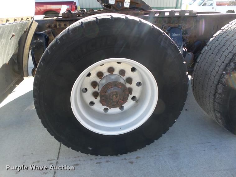 image for item DA0573 2005 Freightliner Columbia semi truck