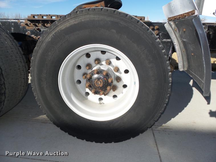 image for item DA0573 2005 Freightliner Columbia semi truck