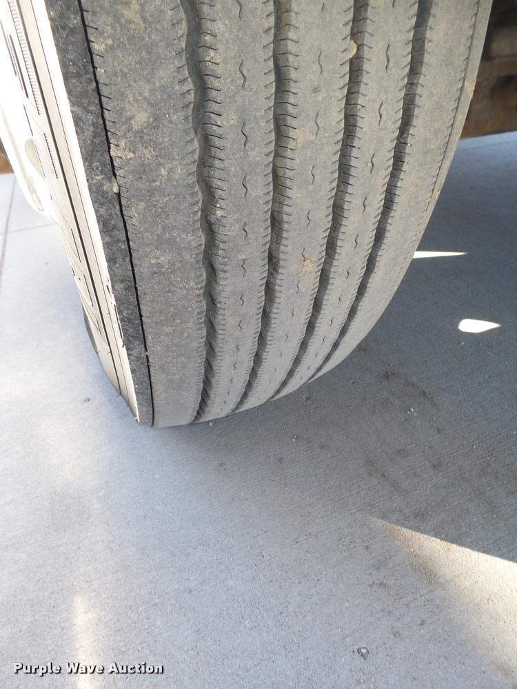 image for item DA0573 2005 Freightliner Columbia semi truck