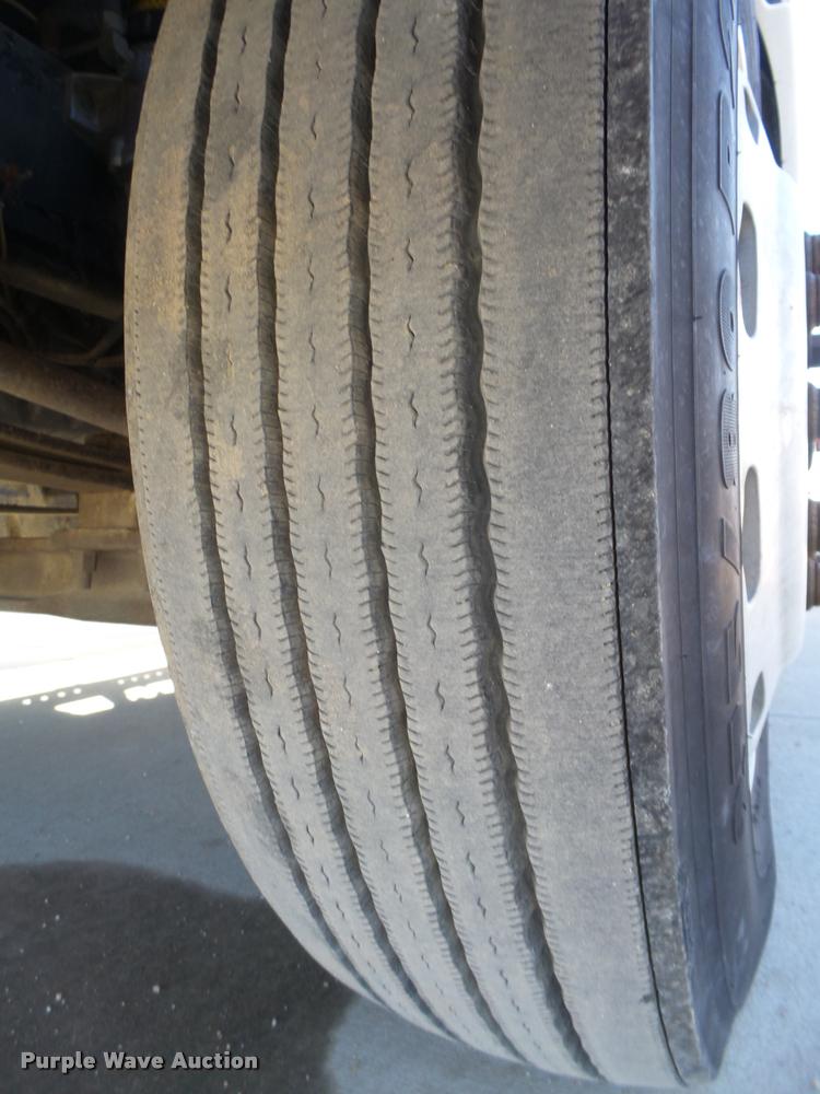 image for item DA0573 2005 Freightliner Columbia semi truck