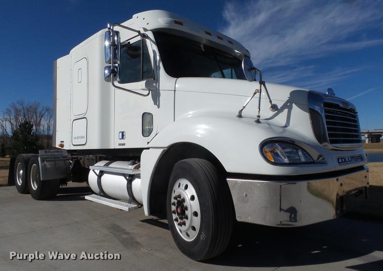 image for item DA0574 2006 Freightliner Columbia semi truck