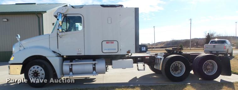 image for item DA0574 2006 Freightliner Columbia semi truck