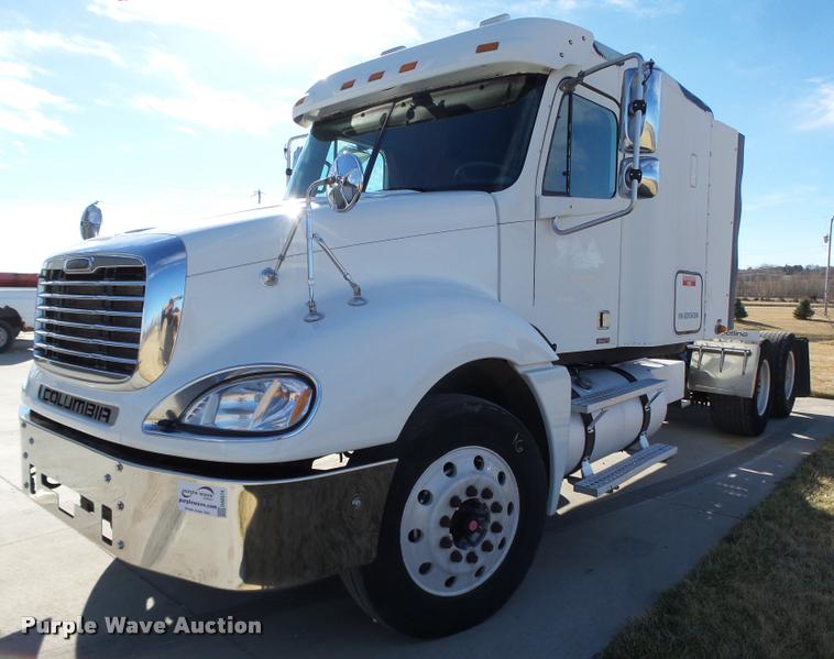 image for item DA0574 2006 Freightliner Columbia semi truck