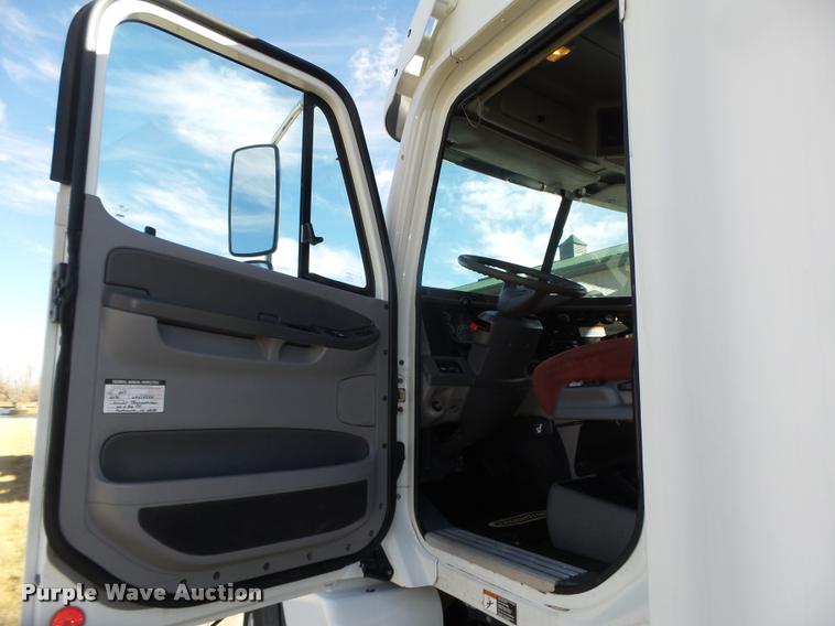 image for item DA0574 2006 Freightliner Columbia semi truck