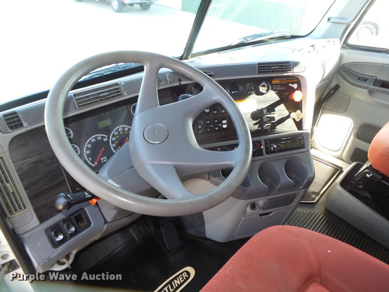 image for item DA0574 2006 Freightliner Columbia semi truck