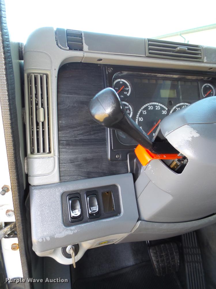 image for item DA0574 2006 Freightliner Columbia semi truck