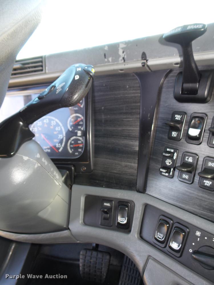 image for item DA0574 2006 Freightliner Columbia semi truck