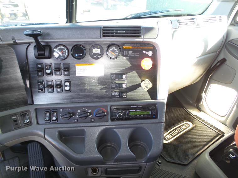 image for item DA0574 2006 Freightliner Columbia semi truck