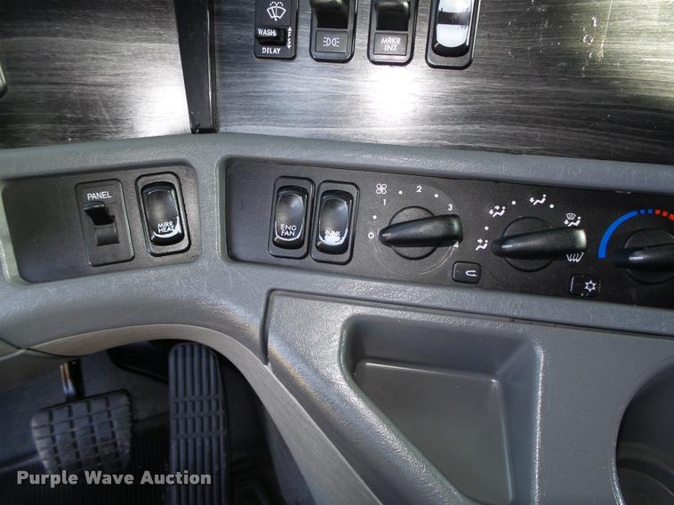 image for item DA0574 2006 Freightliner Columbia semi truck