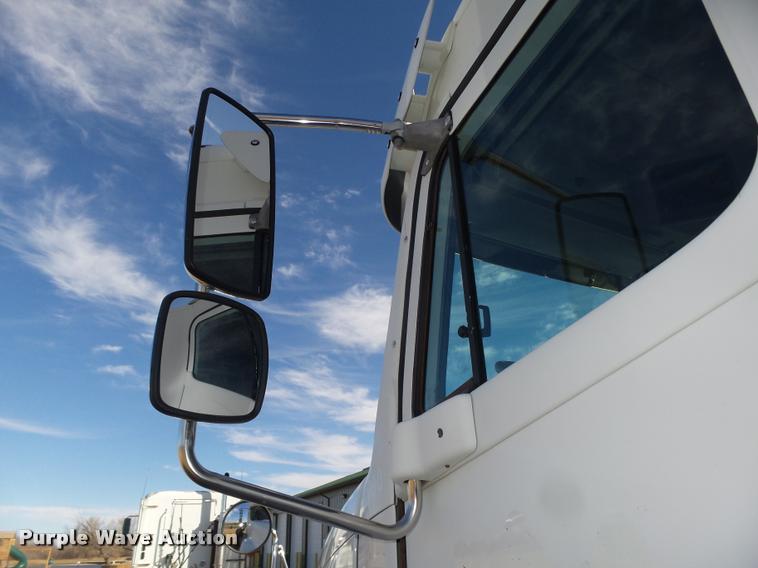 image for item DA0574 2006 Freightliner Columbia semi truck