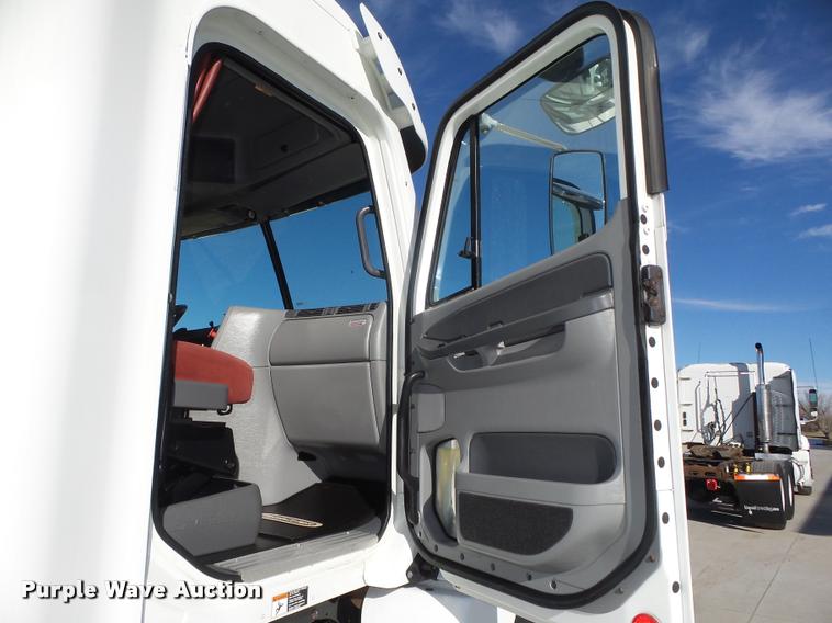 image for item DA0574 2006 Freightliner Columbia semi truck