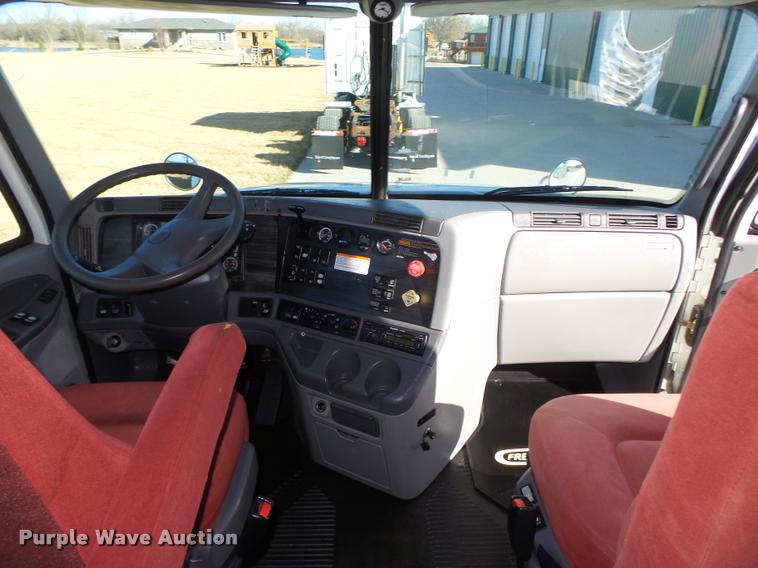 image for item DA0574 2006 Freightliner Columbia semi truck