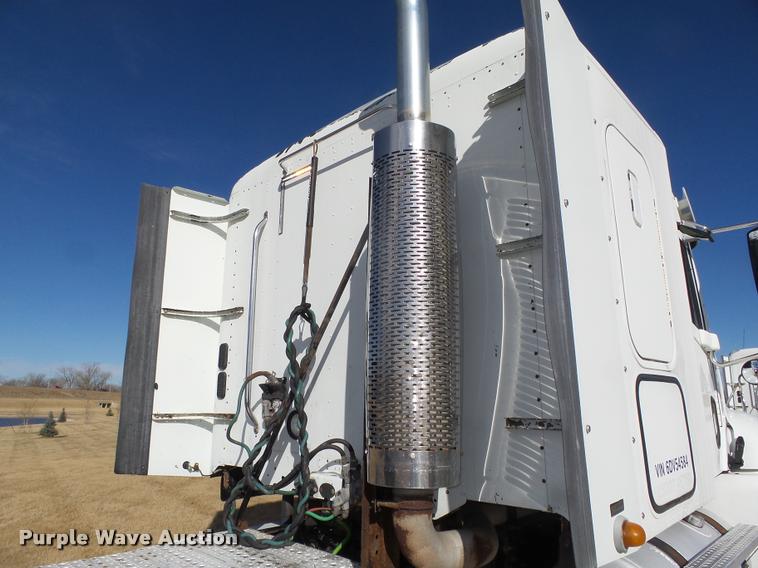 image for item DA0574 2006 Freightliner Columbia semi truck