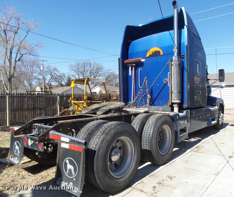 image for item DA0587 2001 Kenworth T600 semi truck