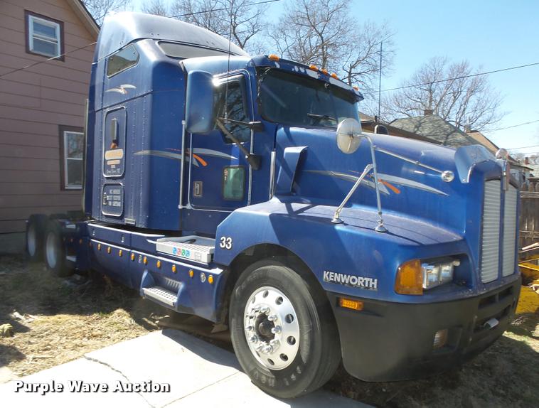 image for item DA0587 2001 Kenworth T600 semi truck
