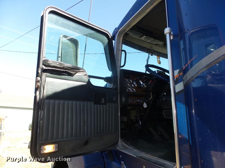 image for item DA0587 2001 Kenworth T600 semi truck