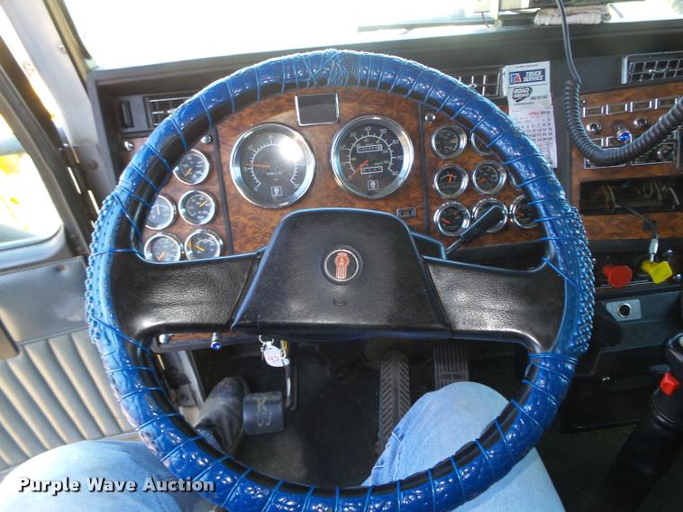 image for item DA0587 2001 Kenworth T600 semi truck