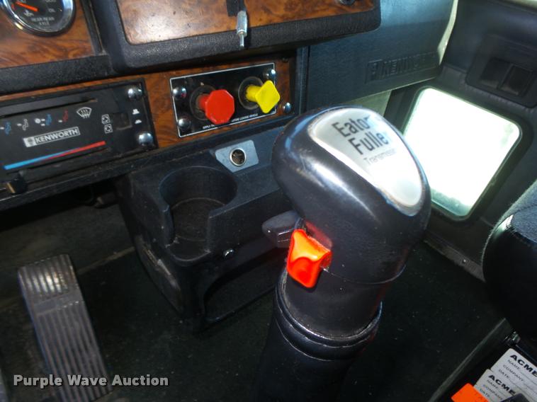 image for item DA0587 2001 Kenworth T600 semi truck