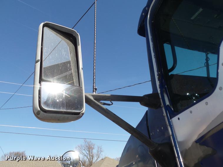 image for item DA0587 2001 Kenworth T600 semi truck