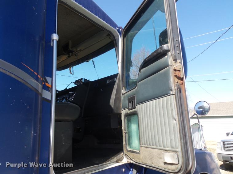 image for item DA0587 2001 Kenworth T600 semi truck