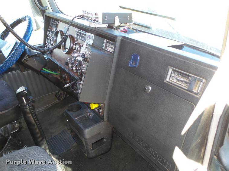 image for item DA0587 2001 Kenworth T600 semi truck