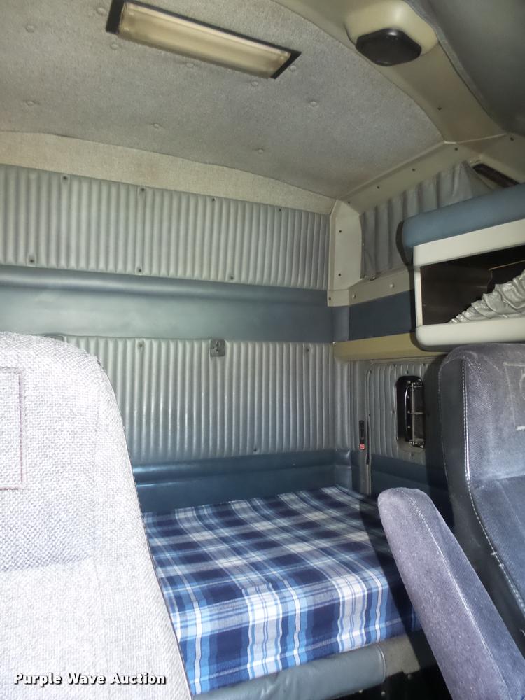 image for item DA0587 2001 Kenworth T600 semi truck