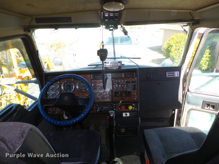 image for item DA0587 2001 Kenworth T600 semi truck