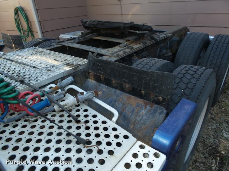 image for item DA0587 2001 Kenworth T600 semi truck