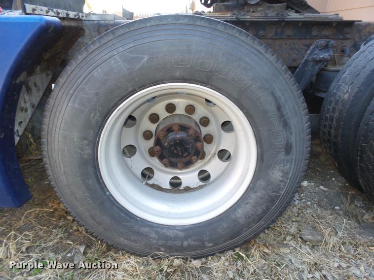 image for item DA0587 2001 Kenworth T600 semi truck