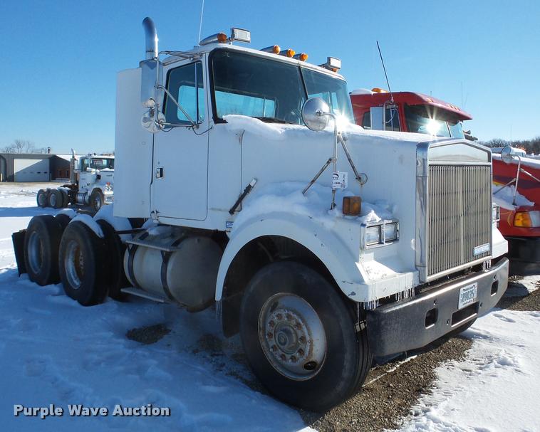 image for item DA1765 1989 Volvo WCM semi truck