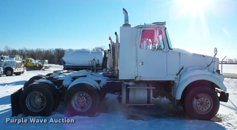 image for item DA1765 1989 Volvo WCM semi truck