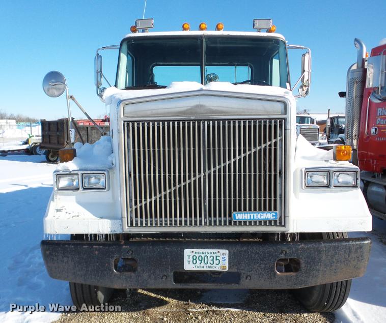 image for item DA1765 1989 Volvo WCM semi truck