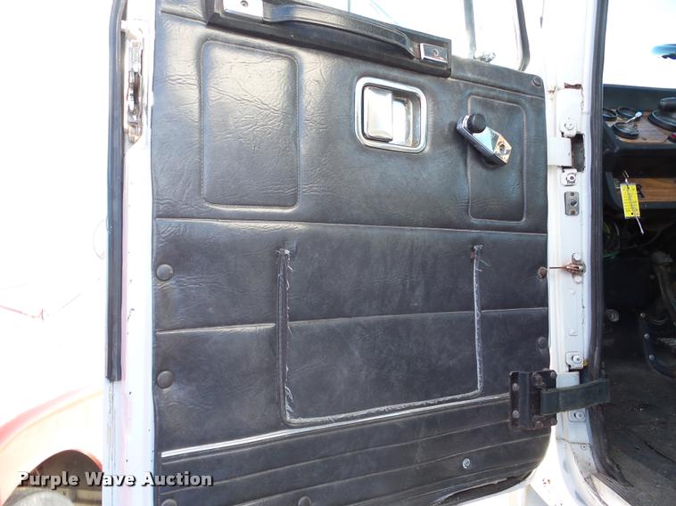 image for item DA1765 1989 Volvo WCM semi truck