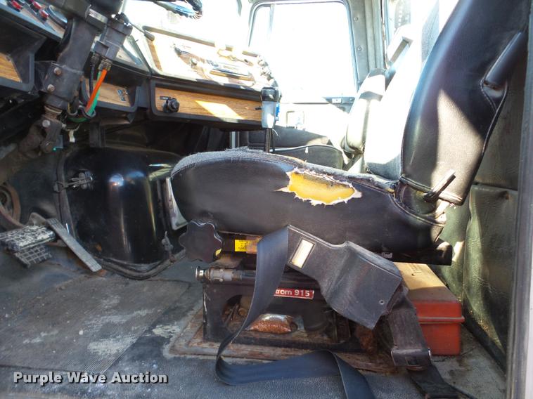 image for item DA1765 1989 Volvo WCM semi truck