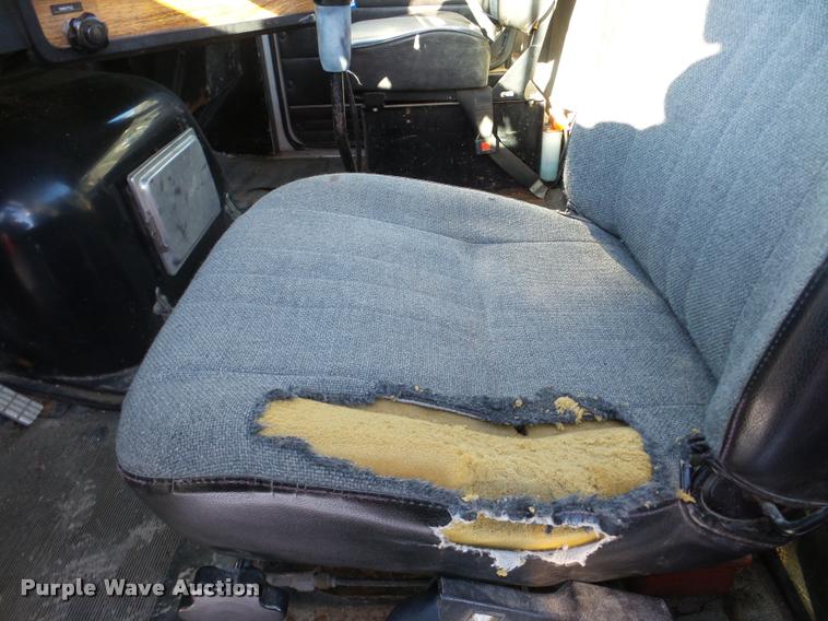 image for item DA1765 1989 Volvo WCM semi truck