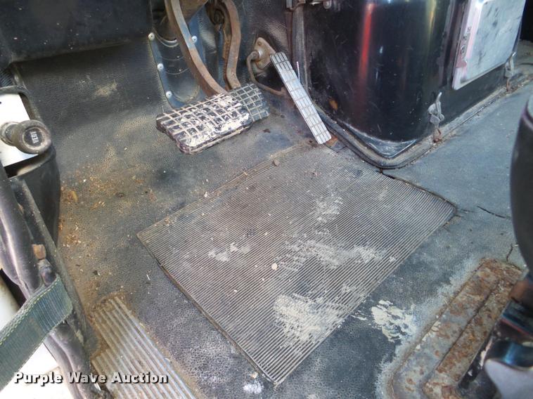 image for item DA1765 1989 Volvo WCM semi truck