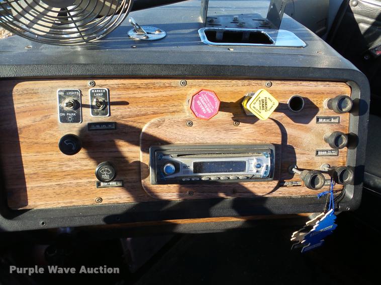 image for item DA1765 1989 Volvo WCM semi truck