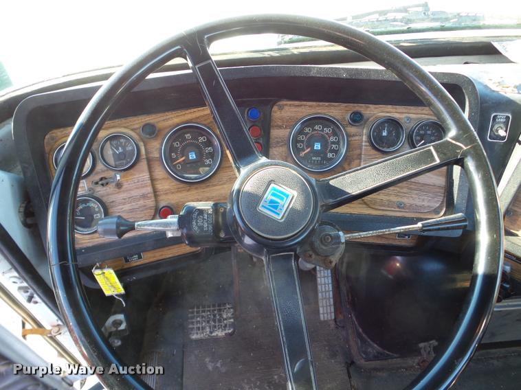 image for item DA1765 1989 Volvo WCM semi truck