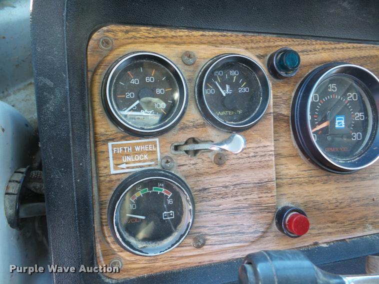 image for item DA1765 1989 Volvo WCM semi truck