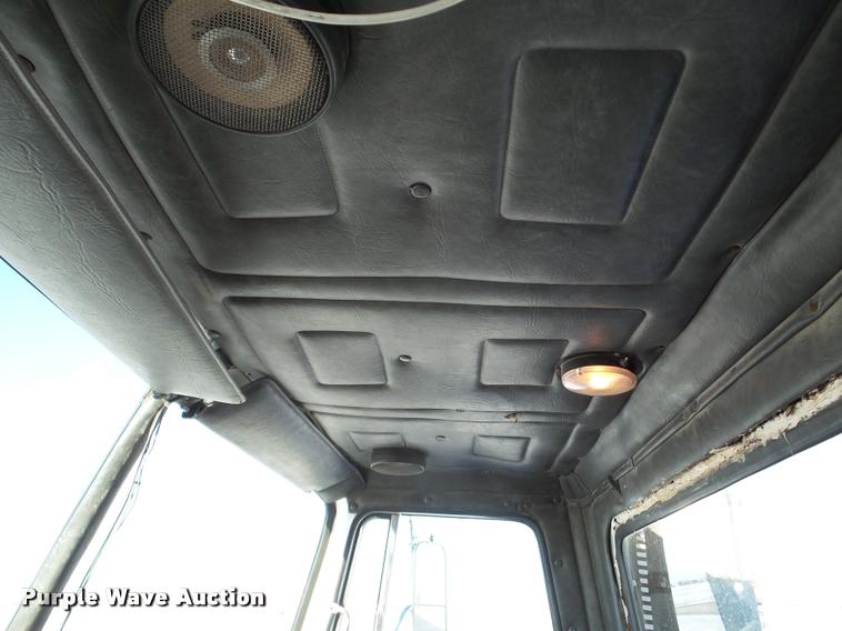 image for item DA1765 1989 Volvo WCM semi truck