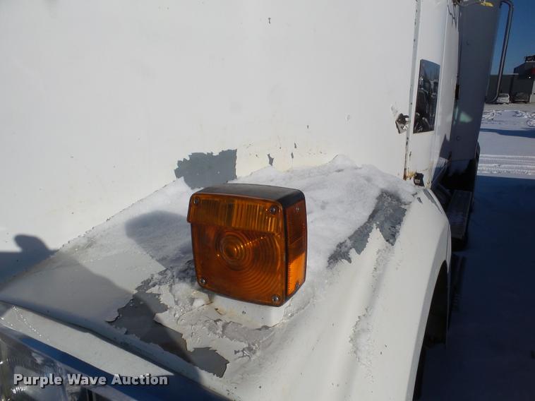 image for item DA1765 1989 Volvo WCM semi truck