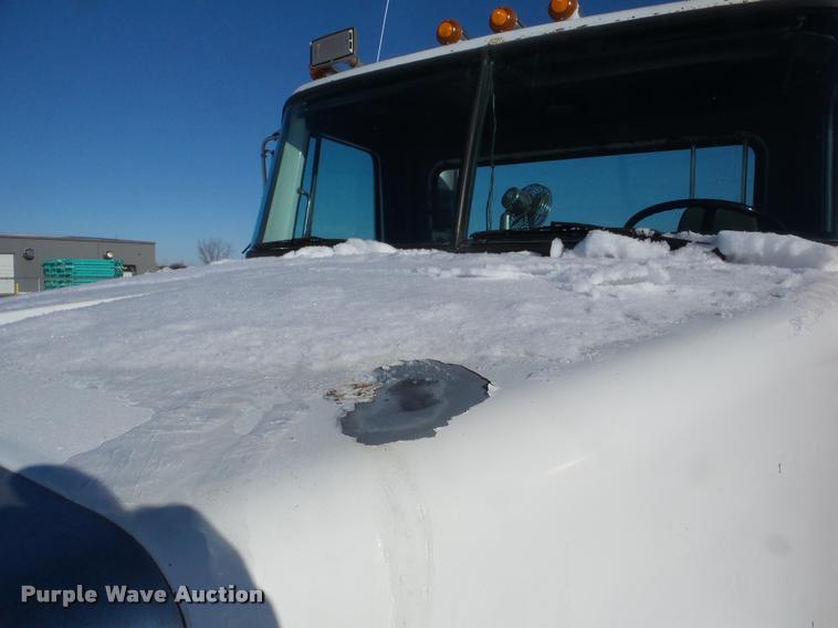 image for item DA1765 1989 Volvo WCM semi truck