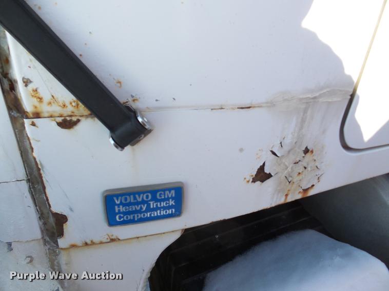 image for item DA1765 1989 Volvo WCM semi truck